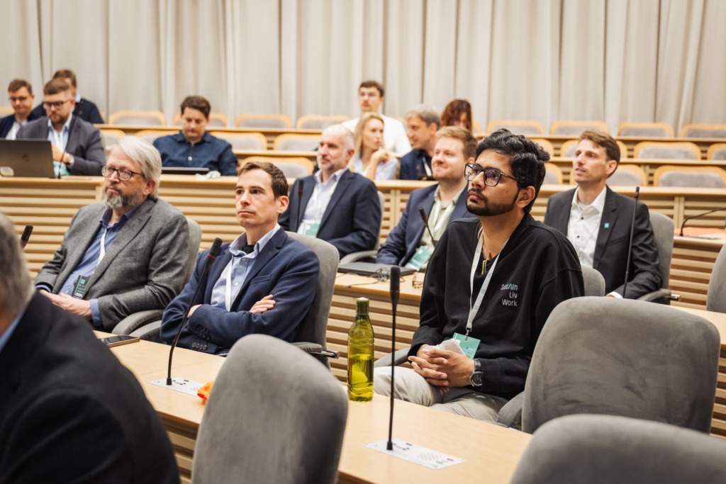 SustAInLivWork Annual Summit 2026 dalyviai klausosi prane&scaron;imo apie duomenų infrastruktūrą ir dirbtinio intelekto sprendimus.