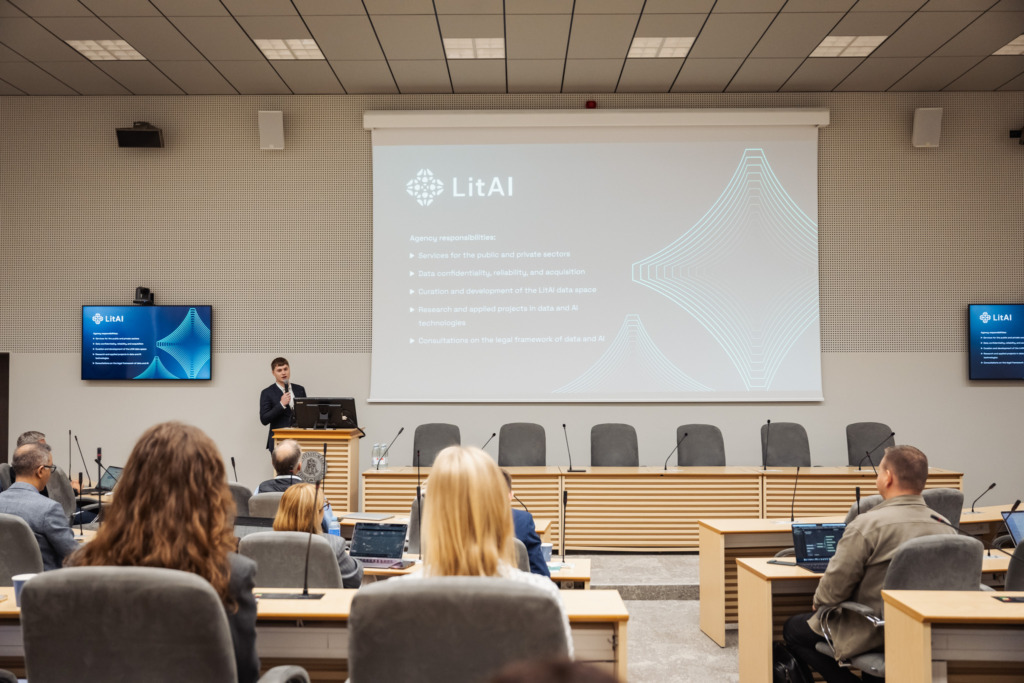 SustAInLivWork Annual Summit 2026 dalyviai klausosi prane&scaron;imo
