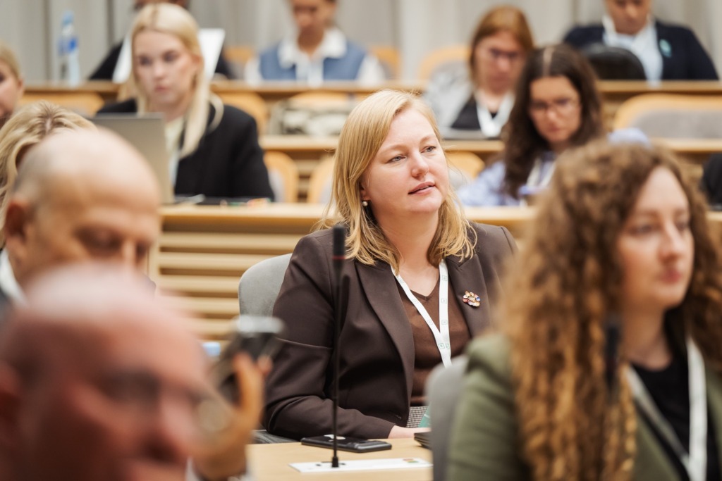 SustAInLivWork Annual Summit 2026 dalyviai klausosi prane&scaron;imo apie duomenų infrastruktūrą ir dirbtinio intelekto sprendimus.